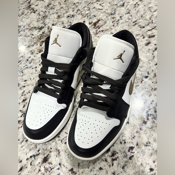 ✨sold✨Nike Air Jordan Sneakers Women’s size 9.5 - Picture 2 of 12